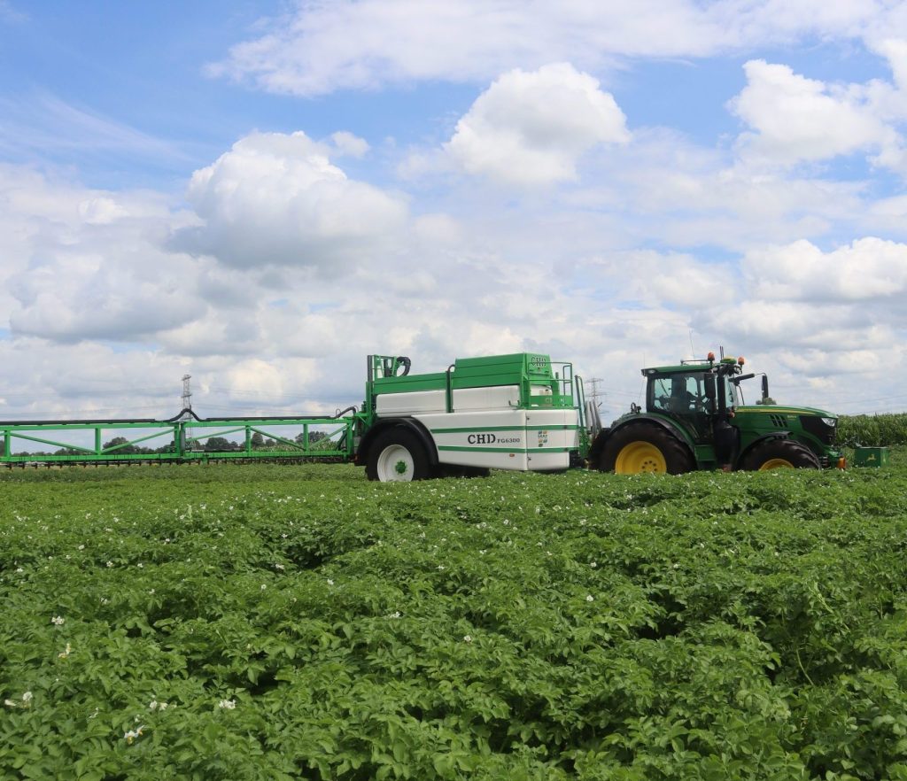 Traktor és CHD mezőgazdasági permetezőgép a mezőn
