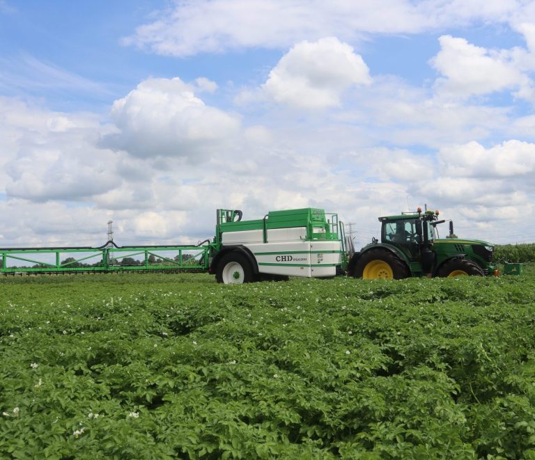 Traktor és CHD mezőgazdasági permetezőgép a mezőn